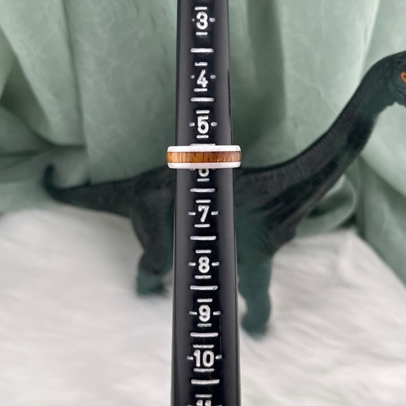 Aolani Hawaii Hawaiian Koa Inlay with White 6mm Ceramic Barrel Ring | Size 6 - Picture 4 of 13